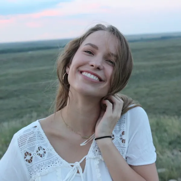 Erika Tóth portréja